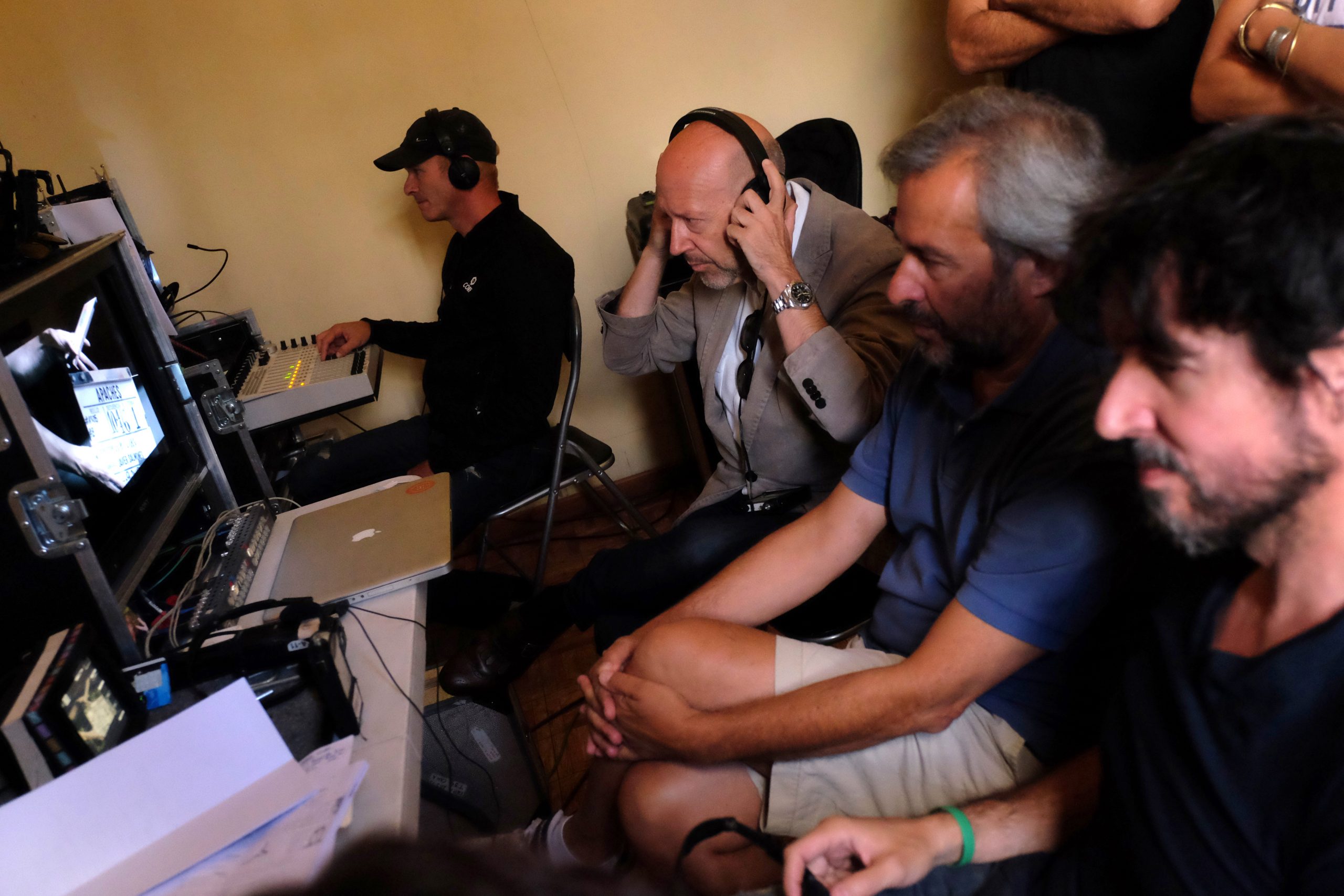 ©PipoFernandez013 Emilio A. Pina (a la izquierda) en el rodaje de 'Apaches' junto al director Miguel Ángel Vivas (derecha) y el director de fotografía Javier Salmones (centro). Al fondo, Charly Smuckler de Sonido. Foto por Pipo Fernández