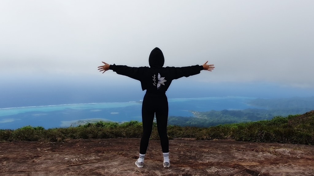 Romina, vestida con la sudadera de su escuela Apetahi, en Raiatea