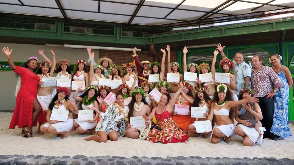 Romina (abajo a la izquierda) en el Conservatorio de Tahiti