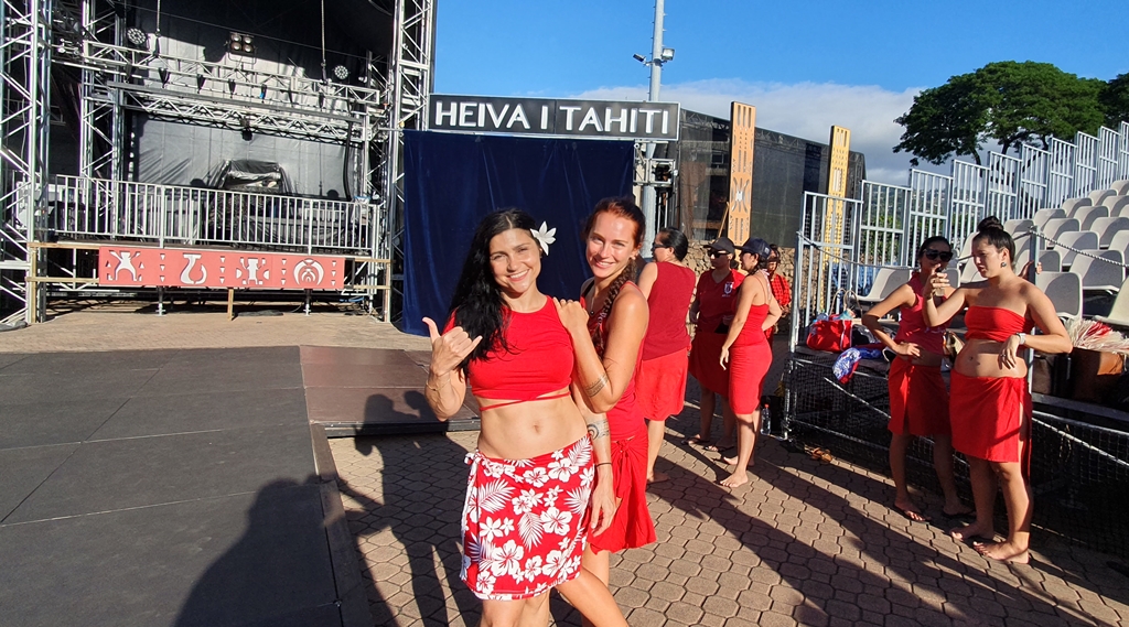 Romina después del ensayo en To'ata, con su amiga y compañera de grupo Caroline.