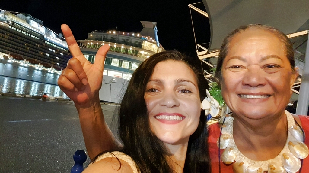 Romina Trigo Martínez, junto a Marguerite Lai a su llegada a Tahiti.