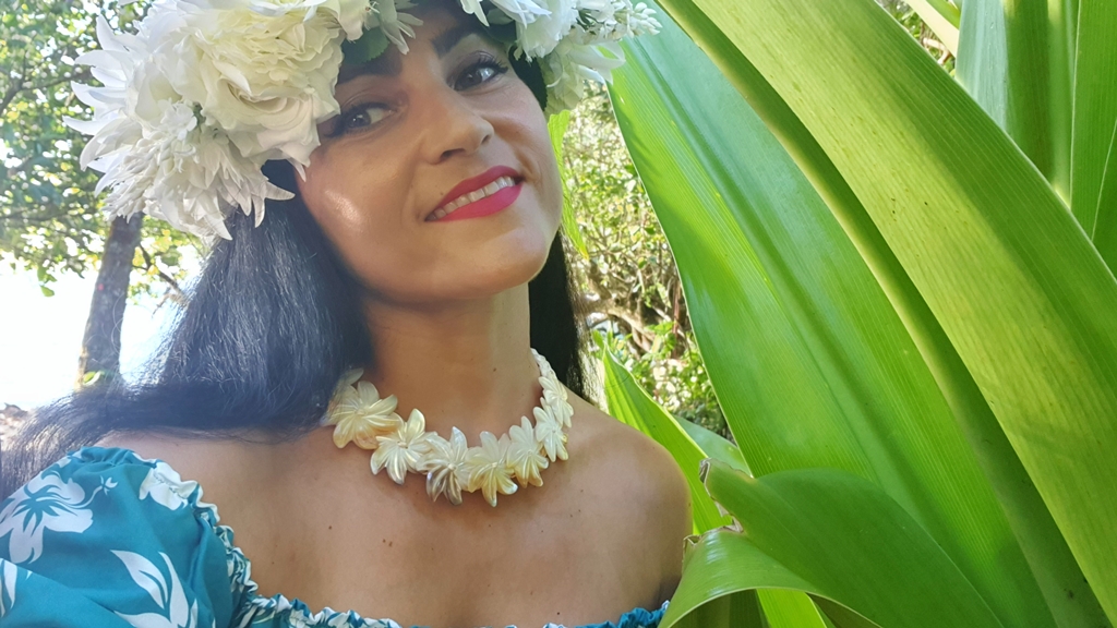 Romina, bellísima con un collar y corona de tiare