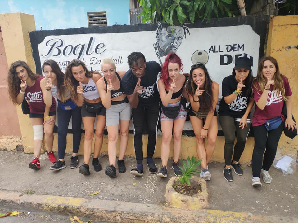 471176926_10162314466055155_2664211933366071026_n Aida con un grupo de bailarines delante del mural en memoria de Father Bogle (el padre de los dancers de Jamaica)